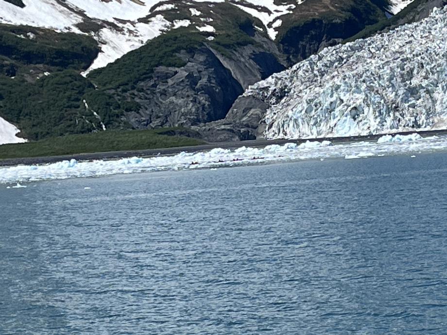 drijfijs van de gletsjer, 4 kanovaarders gingen ook kijken